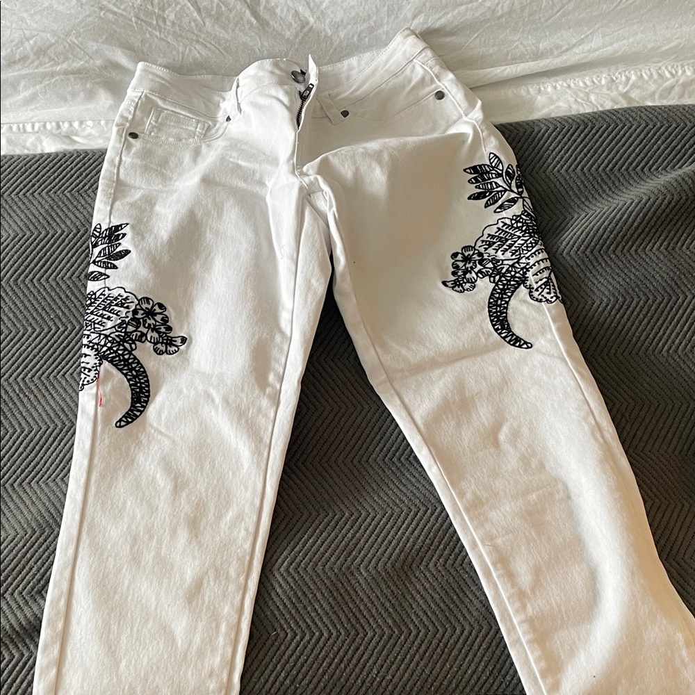Elegant White Women's Skinny Jeans with Black Embroidery